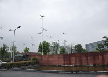 China Del hogar del sistema eléctrico de rejilla solar y del sistema de energía eólica fijado con el inversor y la batería del regulador fábrica